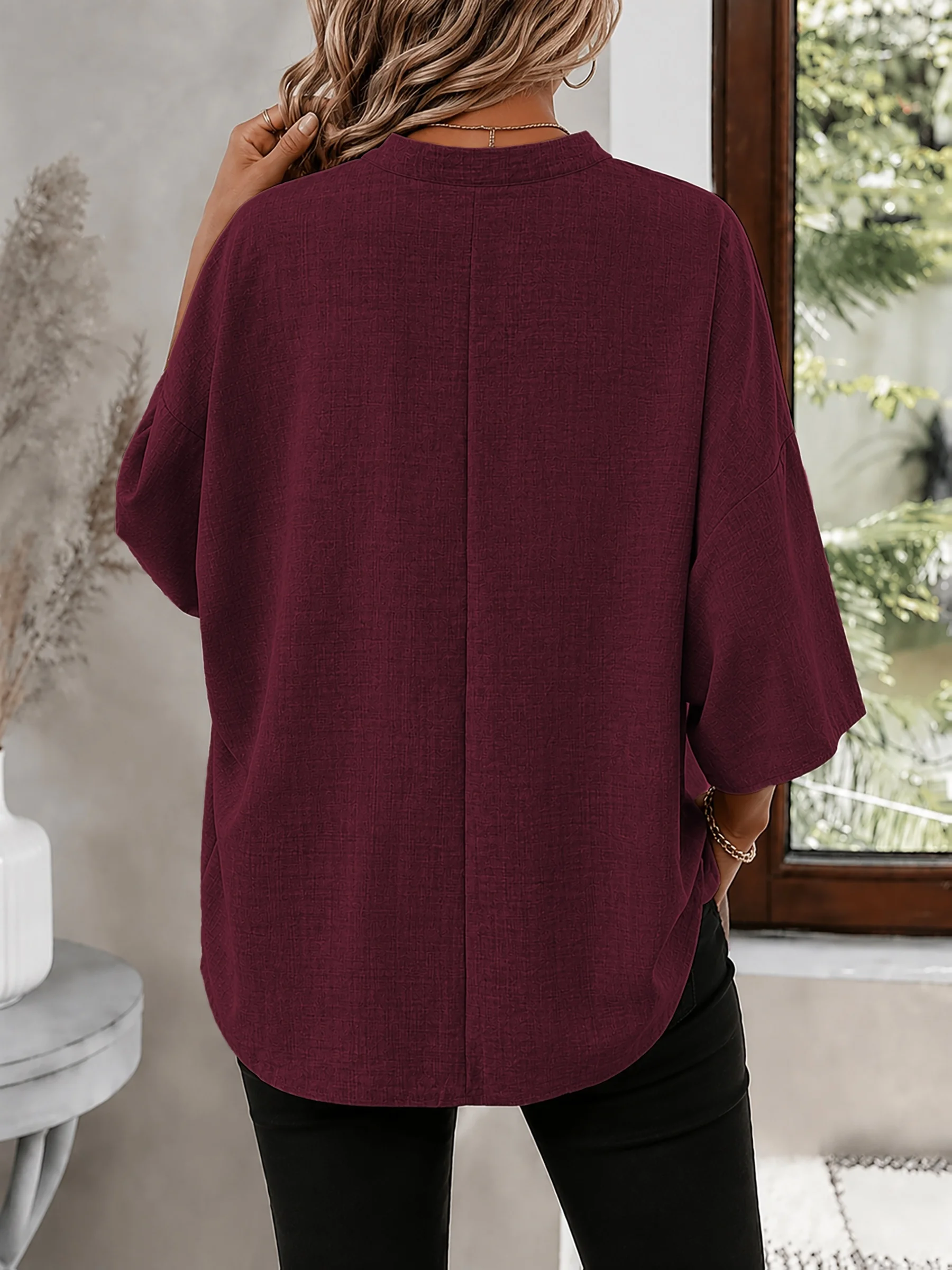 Stilvolles Tunika-Oberteil für Damen in Übergrößen mit elegantem V-Ausschnitt und bequemer Passform – Detail 2