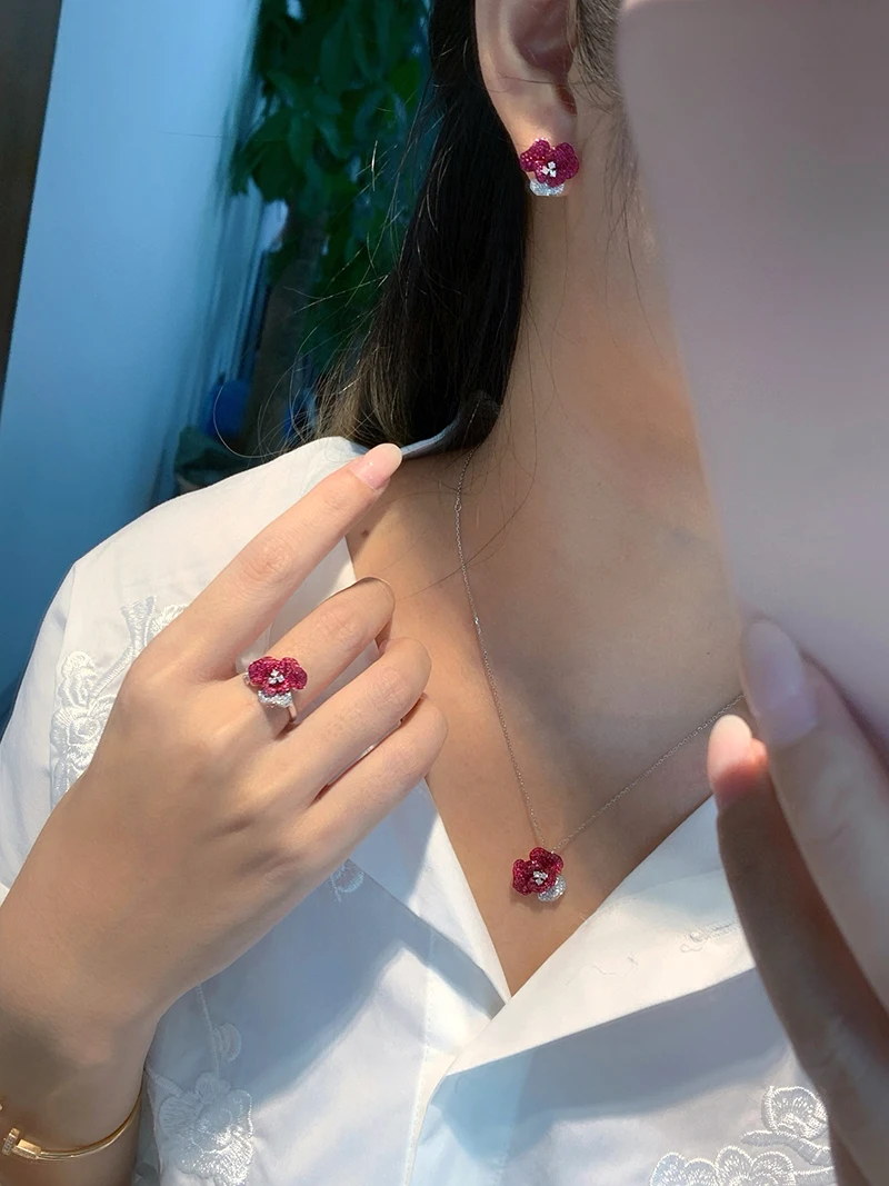 LUOWEND 100% 18K White Gold Necklace Luxury Flower Shape Shiny Diamond Natural Ruby Pendant Necklace for Women Fine Jewelry view 5