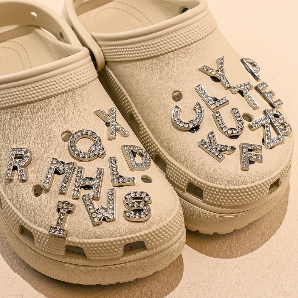 1 Stück silbrige Buchstaben, luxuriöse Schuhanhänger, Alphabet, Schuhdekorationen, Anstecknadeln für Gartensandalen, Frauen und Mädchen, glitzernde Geschenke – Detail 4