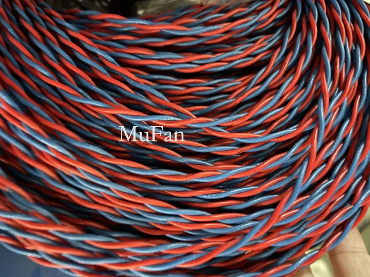 

Витая пара красного и синего цвета 22AWG, достаточно медного шелка и достаточно метров, могут рассеянны и могут быть настроены по индивидуальному заказу в партии.