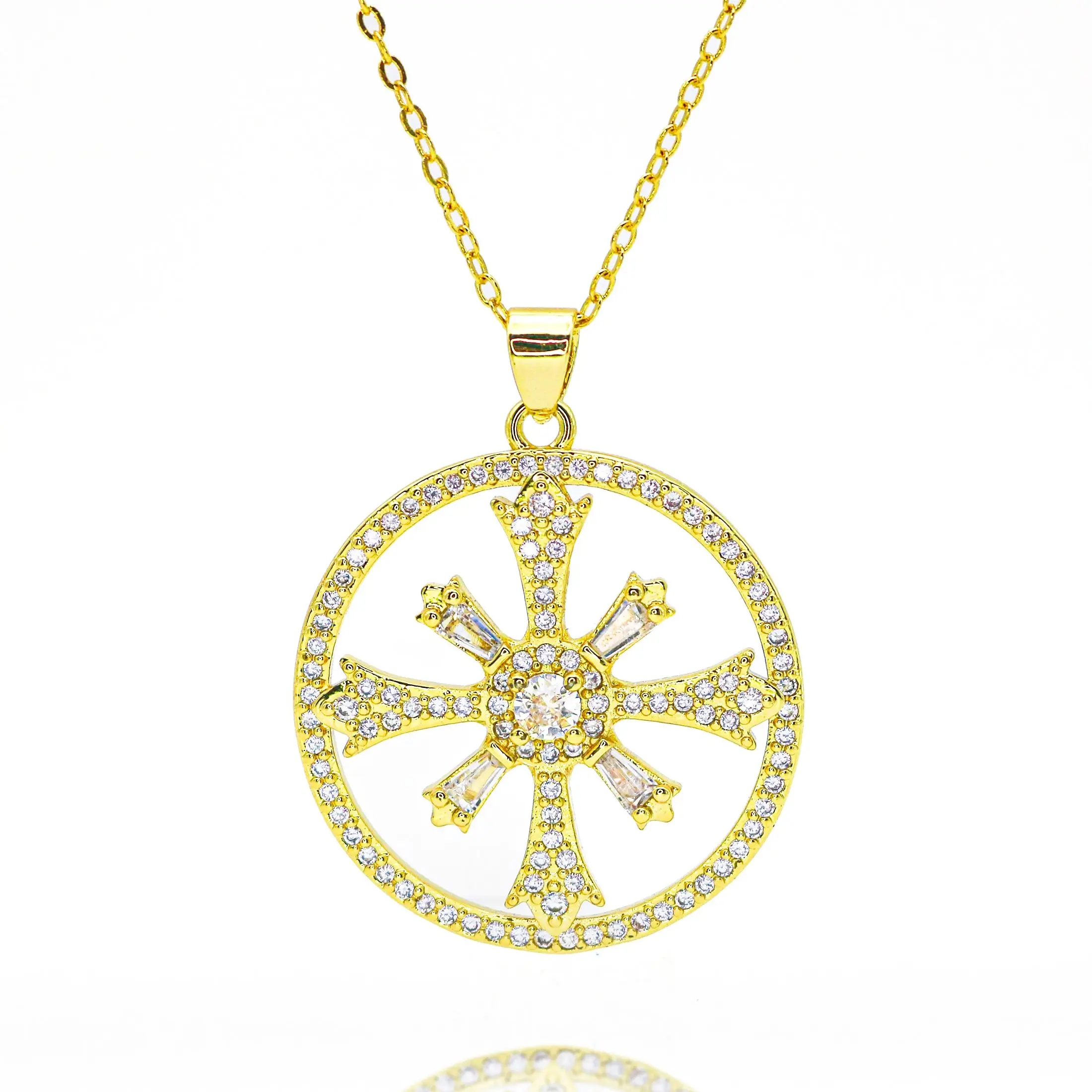 Colgante de medalla hueca de Patonce con cruz bañada en oro y pavé de circonitas, collar con cruz solar, dijes con forma de rueda para hacer joyas de bricolaje, regalos de joyería católica al por mayor