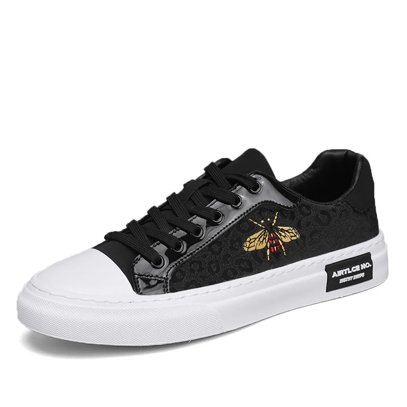 

Small bee casual board shoes with niche personality and versatility, men's motorcycle men's shoe