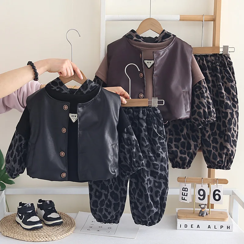 

Комплекты одежды для мальчиков Весна-Осень 2025: Кожаный жилет, худи и брюки (3 предмета) – Модный костюм для малышей, спортивные костюмы, детская одежда для 4-5 лет