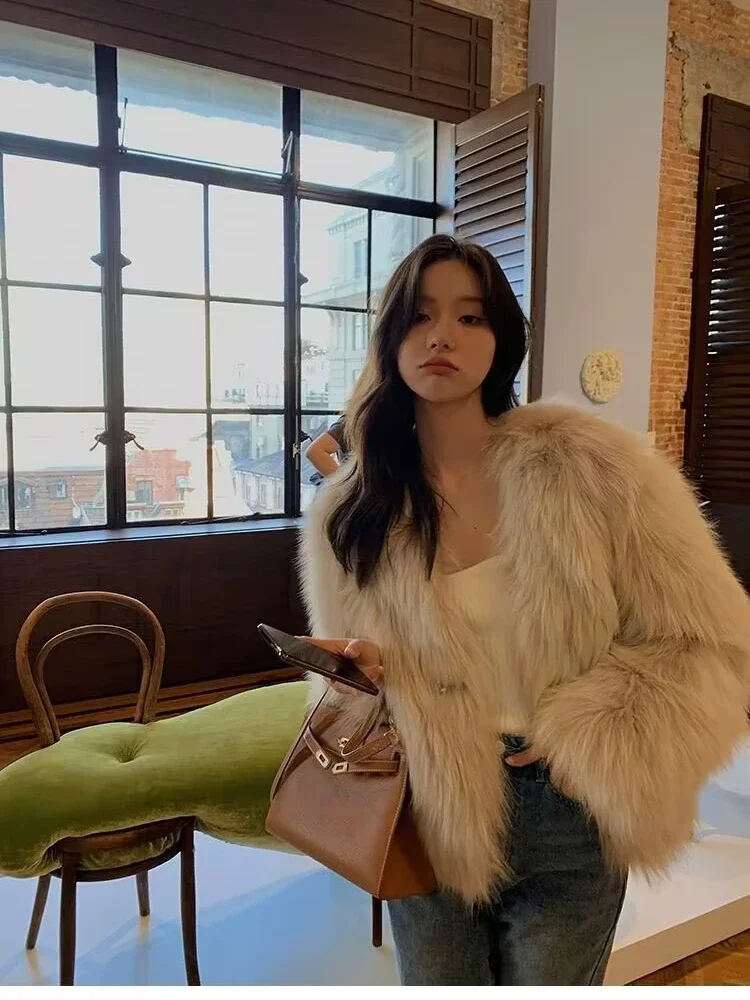 

Молодая женская шуба 2024, новинка зимы, короткая корейская версия, круглый вырез, длинный рукав, три пуговицы