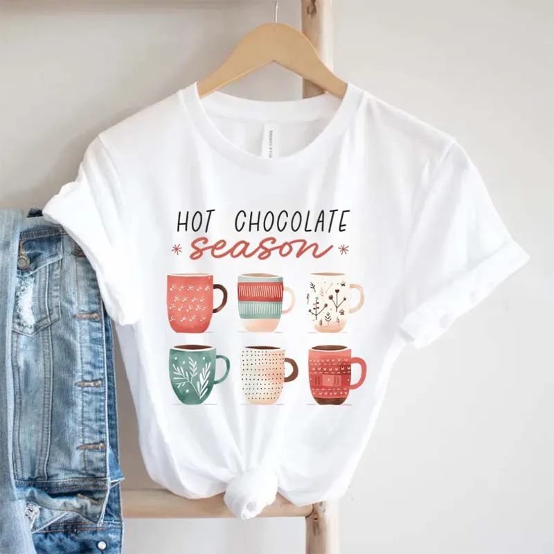 Camiseta gráfica de temporada de Chocolate caliente para mujer, nueva camiseta blanca Regular de manga corta para vacaciones de Navidad, camiseta para amantes del cacao caliente para mujer