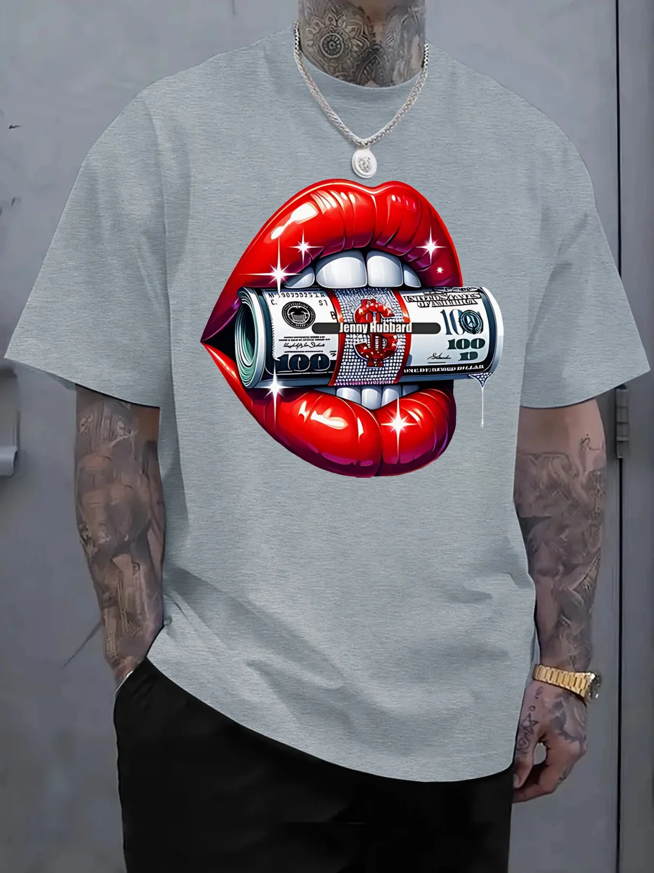 T-shirt décontracté en pur coton pour hommes, avec un design audacieux avec des lèvres rouges mordant une facture laminée de 100 $, respirant et confortable, 2025