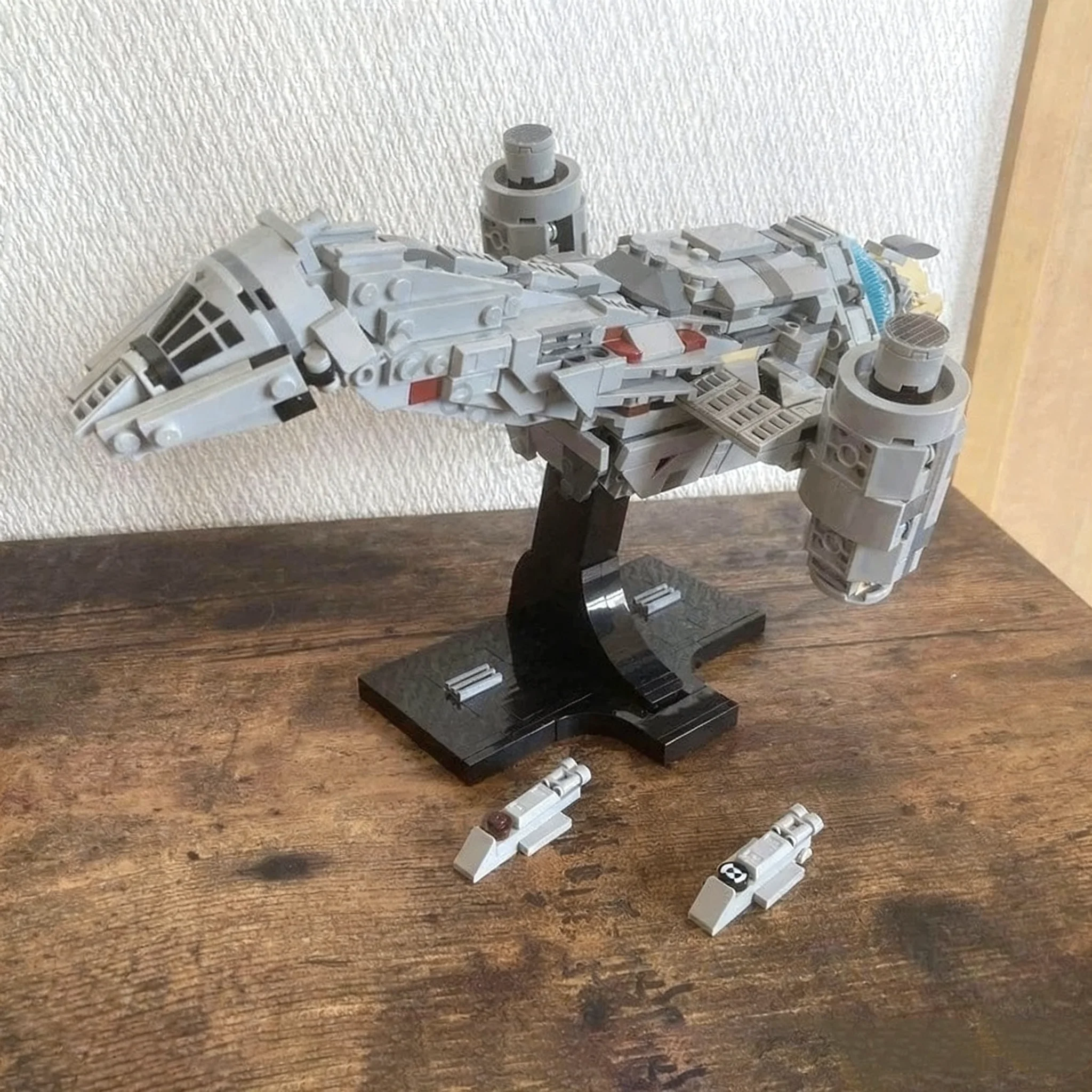 

670PCS Firefly Class Serenity Midi Scale Space War Weapo MOCSpaceShip Battle Model Building Block DIY Education Model Toy Gift