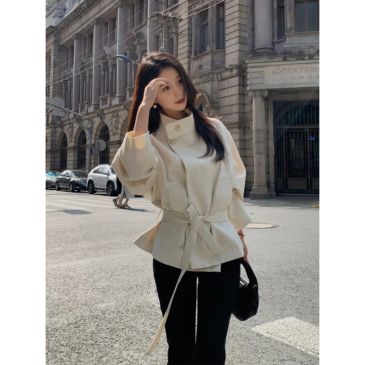 

Женское короткое пальто-жакет в корейском стиле с утягивающим поясом, воротником-стойкой, на пуговицах, однотонное, для повседневной носки