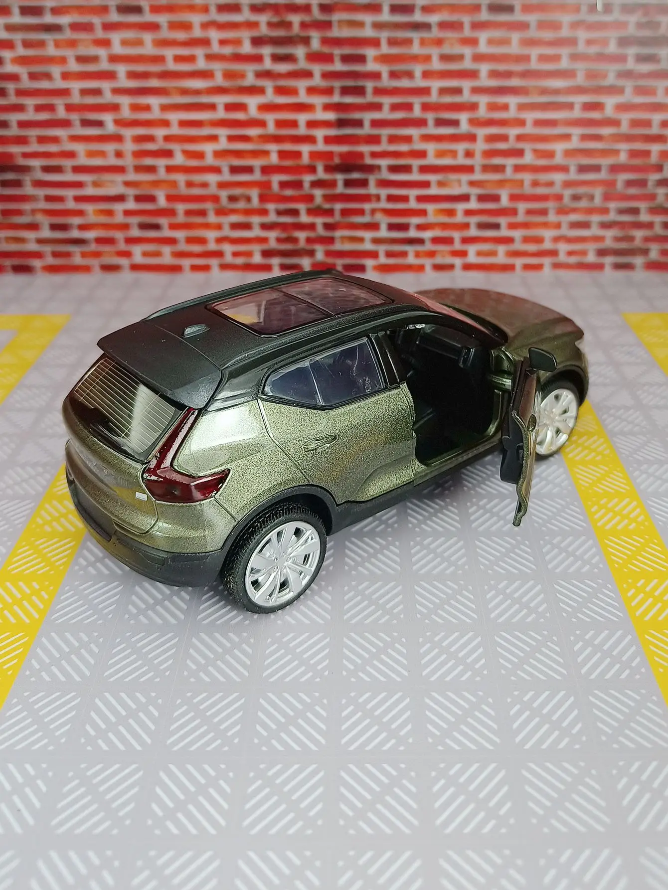 1:32 Volvo XC40 Alloy Car Model Diecast & Toy Vehicles Metal Car Model Simulation Sound and Light Collection Toy Gift