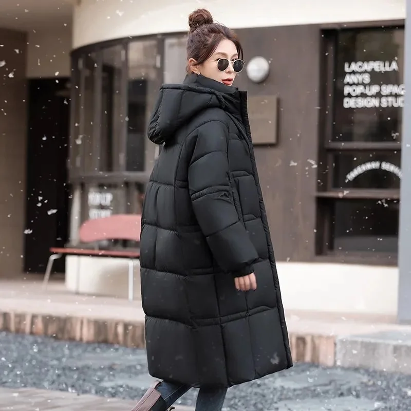 Piumino lungo da donna Parka 2025 Nuova giacca a vento invernale con cappuccio Plus Size Giacca imbottita in cotone Capispalla ispessito da donna