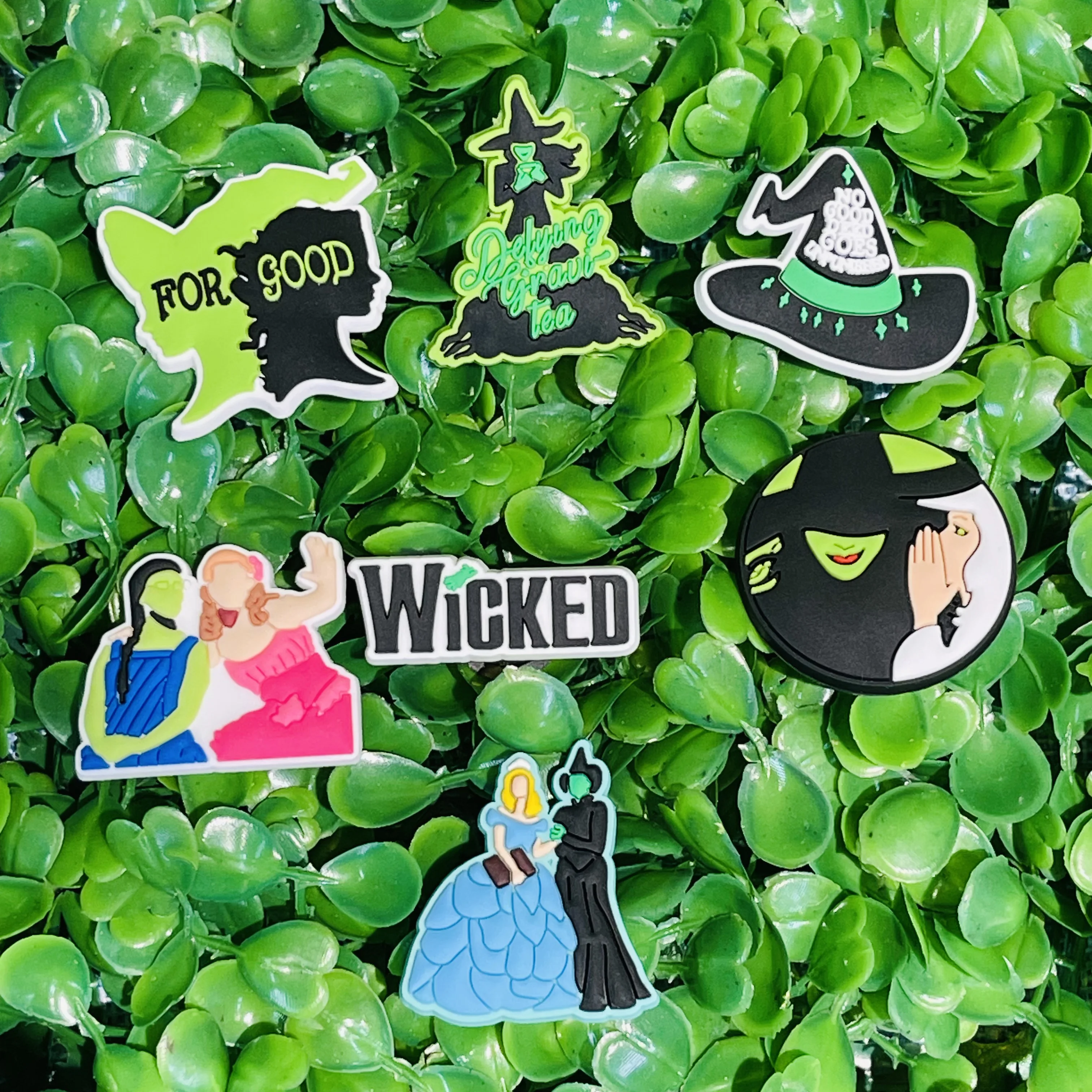 7 stks/set Wicked Woman Magische Hoed PVC Cartoon Schoenen Charms Tuin Schoenen Knop Kids Klomp Decoraties DIY Polsband