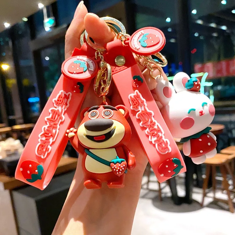 漫画風イチゴの超可愛いクマキーホルダーペンダント、キュートなカップルカーキーホルダーペンダント、PVCドールスクールバッグペンダントキーホルダー