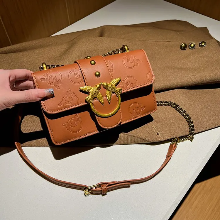 

Новая женская сумка-кроссбоди 2026 года с клапаном, в стиле ретро, с тиснением, пряжкой и цепочкой на плечо