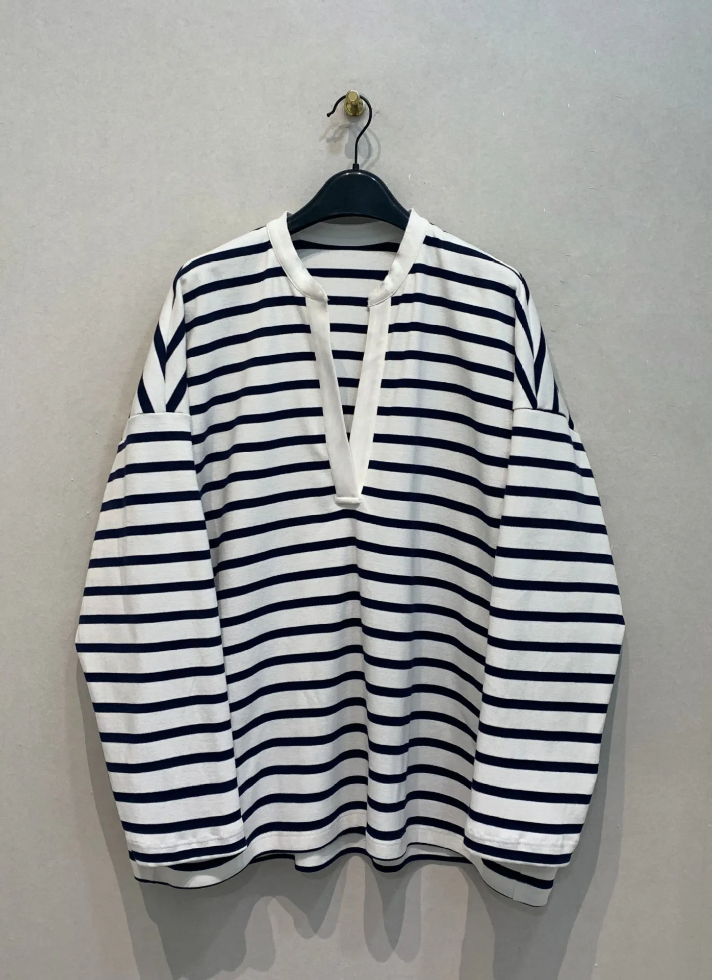 

Пуловер в полоску с v-образным вырезом и длинными рукавами, женский топ Moda, простая свободная офисная женская рубашка, японская универсальная мягкая футболка меньшинств