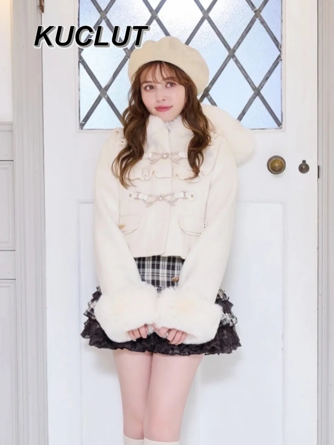 2025 جديد الشتاء الدافئة السترات فام الفرنسية الحلو تصميم القوس المرأة معطف مقنع القلب الجلود زر قصيرة معاطف الصوف السميك