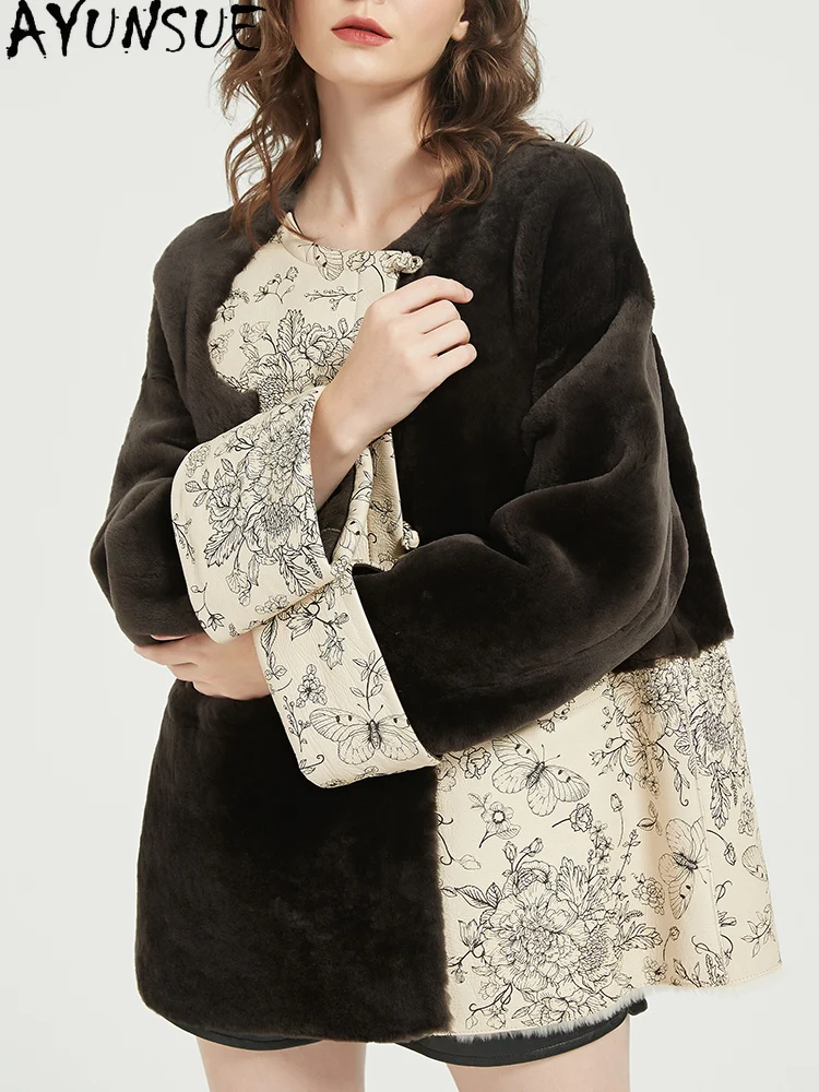 معطف فرو من جلد الغنم الطبيعي من AYUNSUE ملابس شتوية للنساء ملابس خروج متوسطة الطول سترة من الجلد الطبيعي معاطف نسائية عتيقة 2025