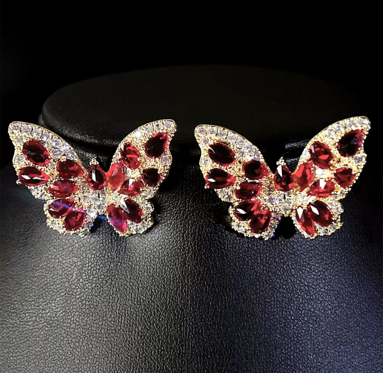 Nuevos pendientes europeos y americanos, trabajo pesado, pendientes de circonita de color de alta gama, pendientes de mariposa de diseño lujoso para mujer