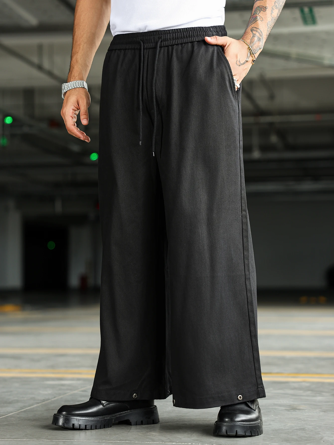 Men Black Baggy Wide Leg Casual Pants, Elastic Drawstring Waist Metal Snap Buttons Hem Streetwear Solid Color Loose Trousers