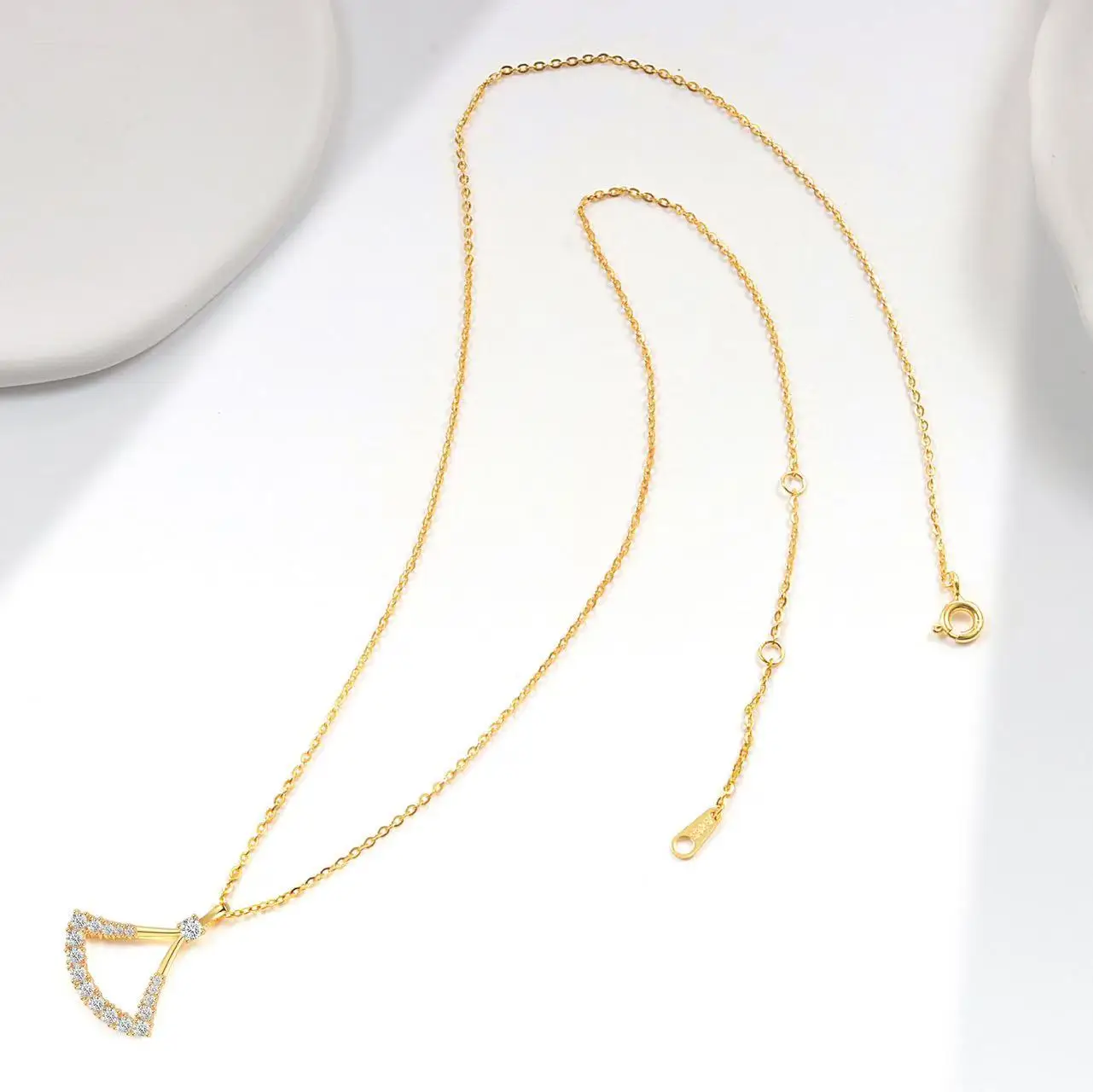 

Pure silver S925 fan-shaped diamond inlaid dynamic pendant necklace, a selected gift for light luxury and simplicity