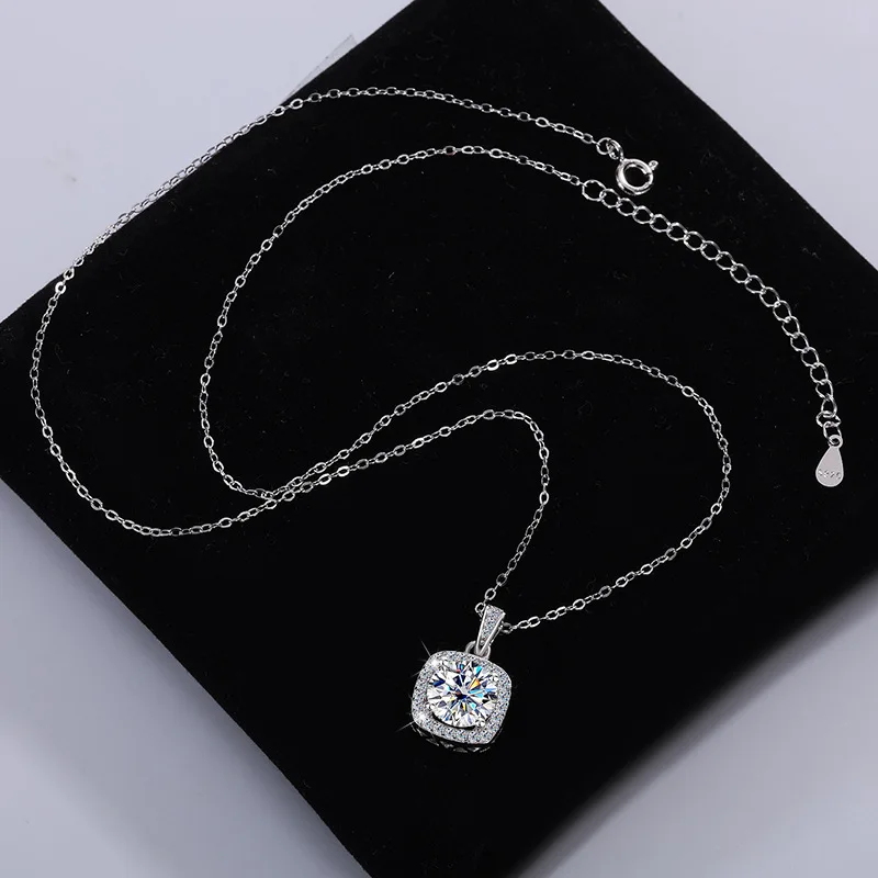 

Высококачественное серебряное ожерелье с квадратной сумкой из муассанита, легкая роскошная и высококачественная цепочка на ключицу, подвеска с бриллиантами из муассанита