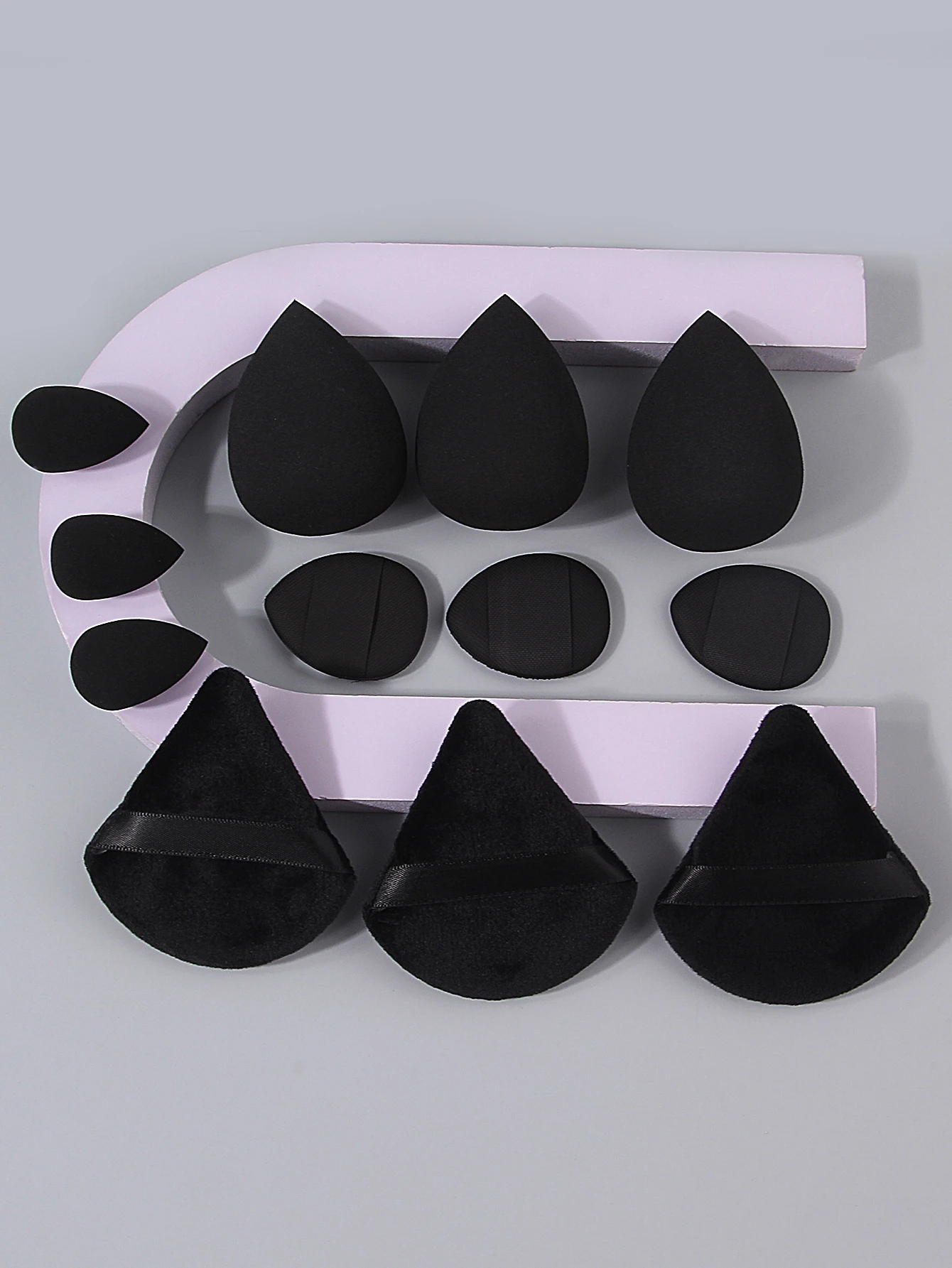 Ensemble d'outils de maquillage pour débutants de 12 pièces : 3 bouffées de poudre libre triangulaires, 3 mini bouffées de coussin, 3 mélangeurs de beauté, 3 mini mélange de beauté