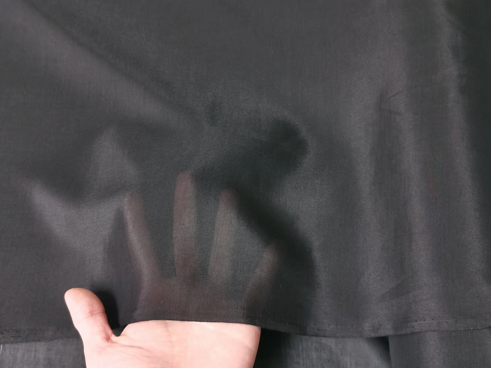 

100 см * 140 см дышащая подкладка 9 Momme — 70% шелк шелковицы, 30% хлопок, черный для всесезонной одежды