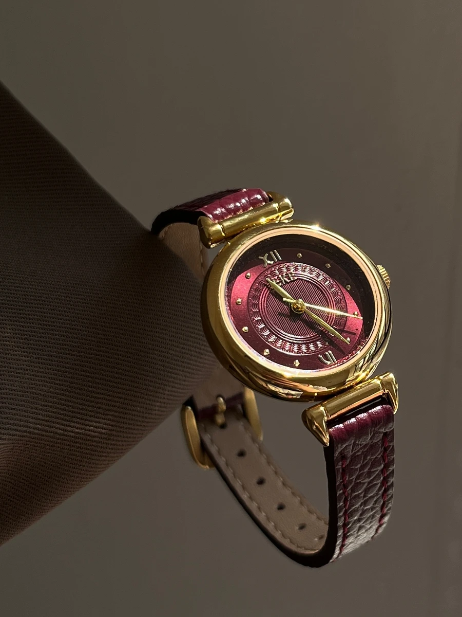 

High-Value Retro-Style Exquisite Leather Strap Watch For Women, Light Luxury Fashion Simple Round Dial Trendy Women'S Watch