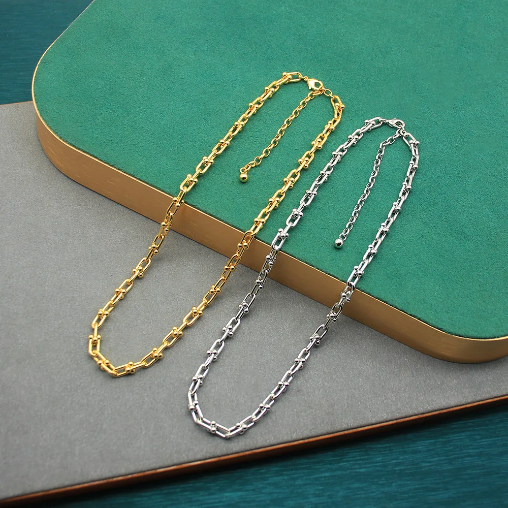 Plain gold small horseshoe buckle necklace U-shaped necklace simple light luxury senior sense collarbone chain
