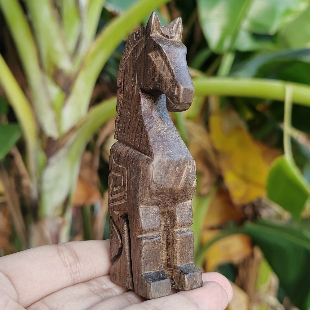 Hand-Carved Wooden Horse Totem Ornament, Geometric Design, Cultural Theme, Suitable for Holiday Decorations, Housewarming Gifts, Christmas Decorations, Living Room, Birthday Gifts, Study Room, Back-To-School Season Gifts