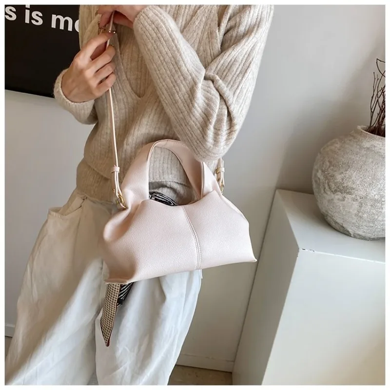 Mini-Halbmond-Umhängetasche, kompakt & stilvoll mit Wildleder-Finish und Bärenmotiv, kleine Kapazität für alltägliche Freizeitaktivitäten & Arbeit – Detail 33