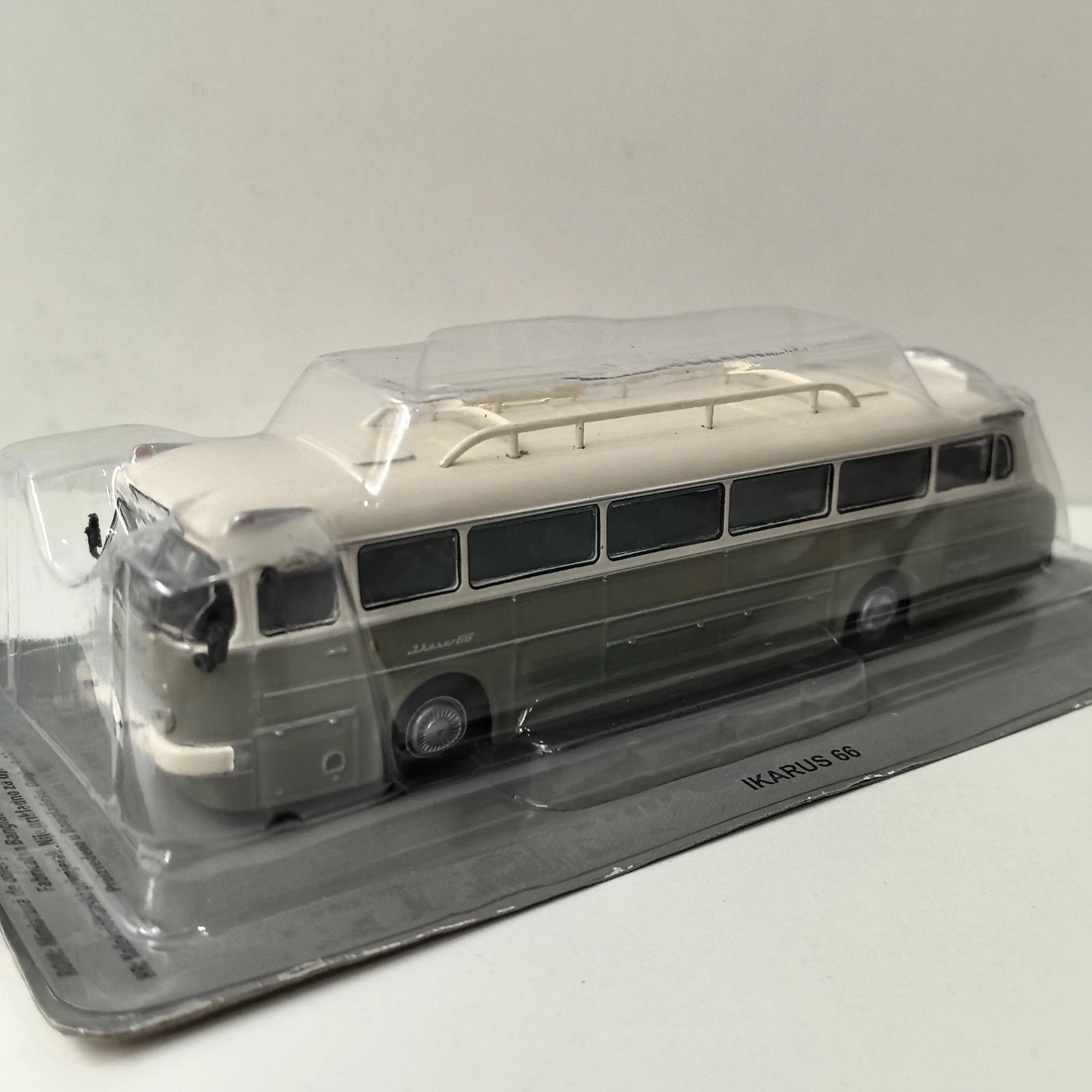 Modelo de Autobús de Aleación a Escala 1:72 de la Marca Diecast DEA, IKARUS 66