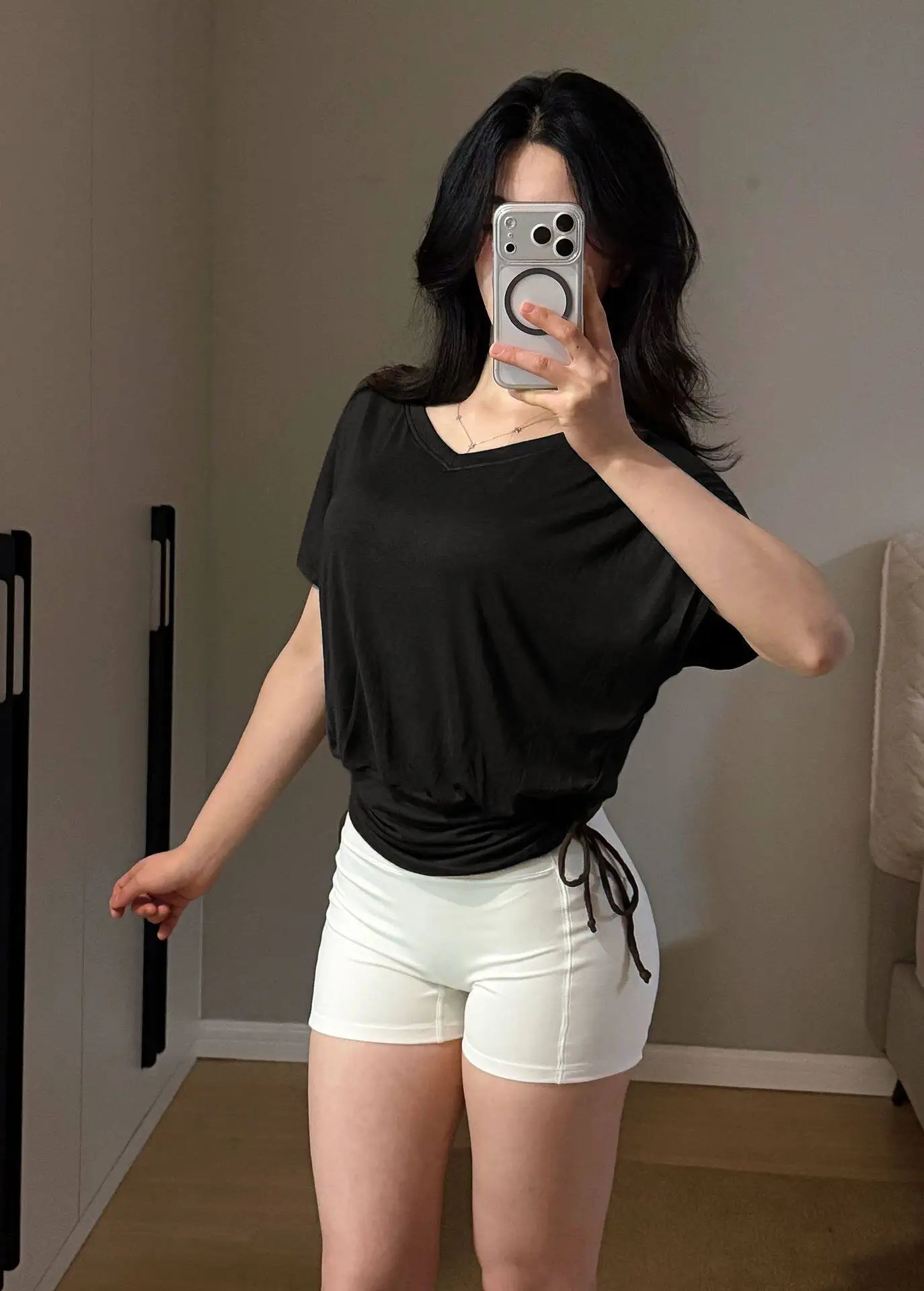 2026 Frühling Sommer Neues V-Ausschnitt Yoga Kurzarm-Damen-T-Shirt mit Fledermausärmeln, Schlankes Lauf- und Fitness-Oberteil für Gym und Pilates in Nude – Detail 3