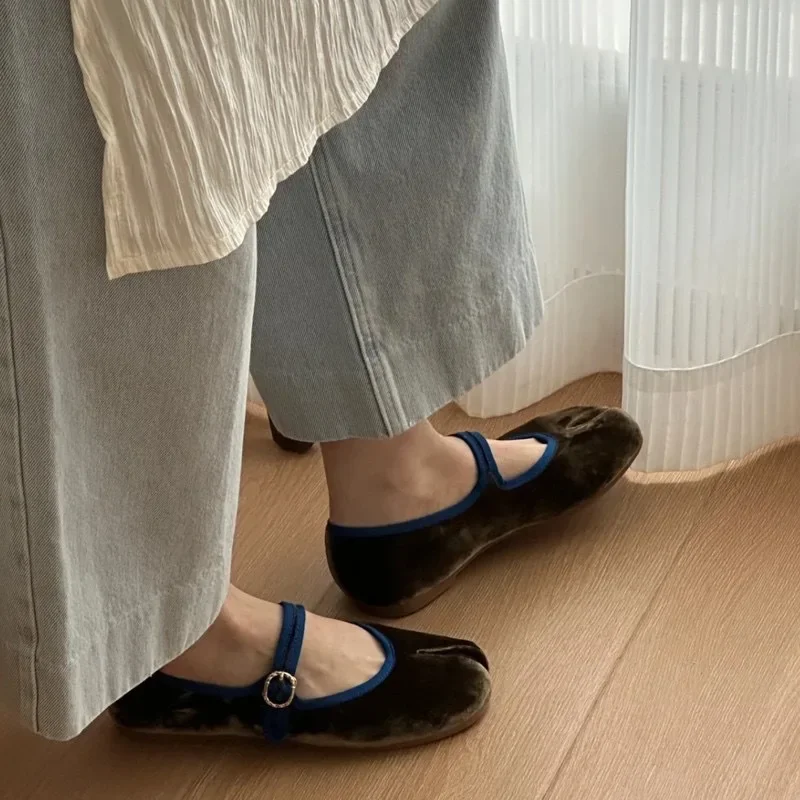 Tabi Split-Toe Ballet Flats Shoes Women Spring Autumn Velvet Buckle Strap Mary Jane Elegant Flannel Soft Ladies Loafers  lolita