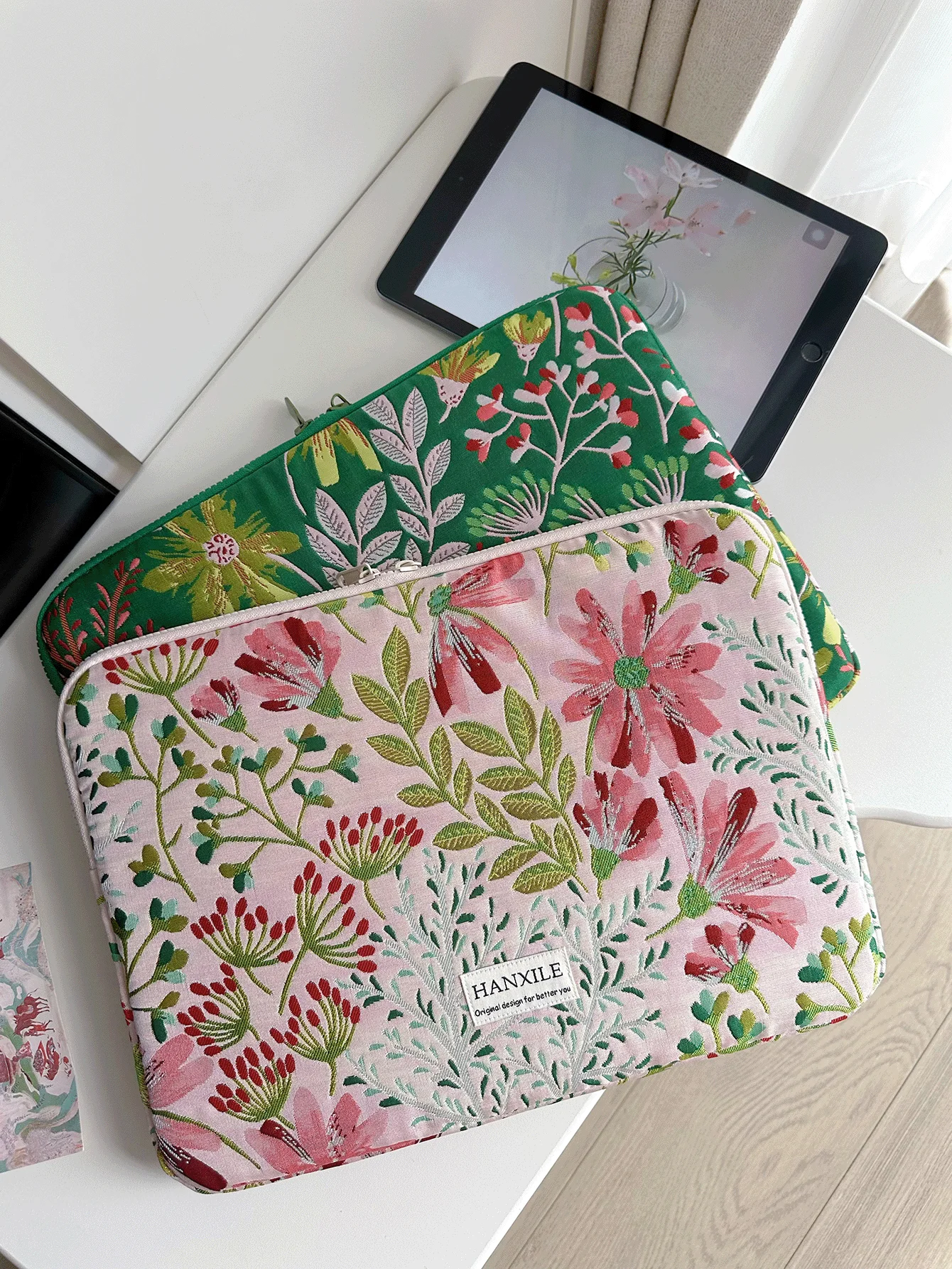 Image of Frischer und schlichter Stil, tragbare Laptop-Hülle mit Ghasang-Blumenprägung, Größen 11/13/15 Zoll, ideal für den Schulanfang, geeignet für Campus- und Büroumgebungen, Damenstil.