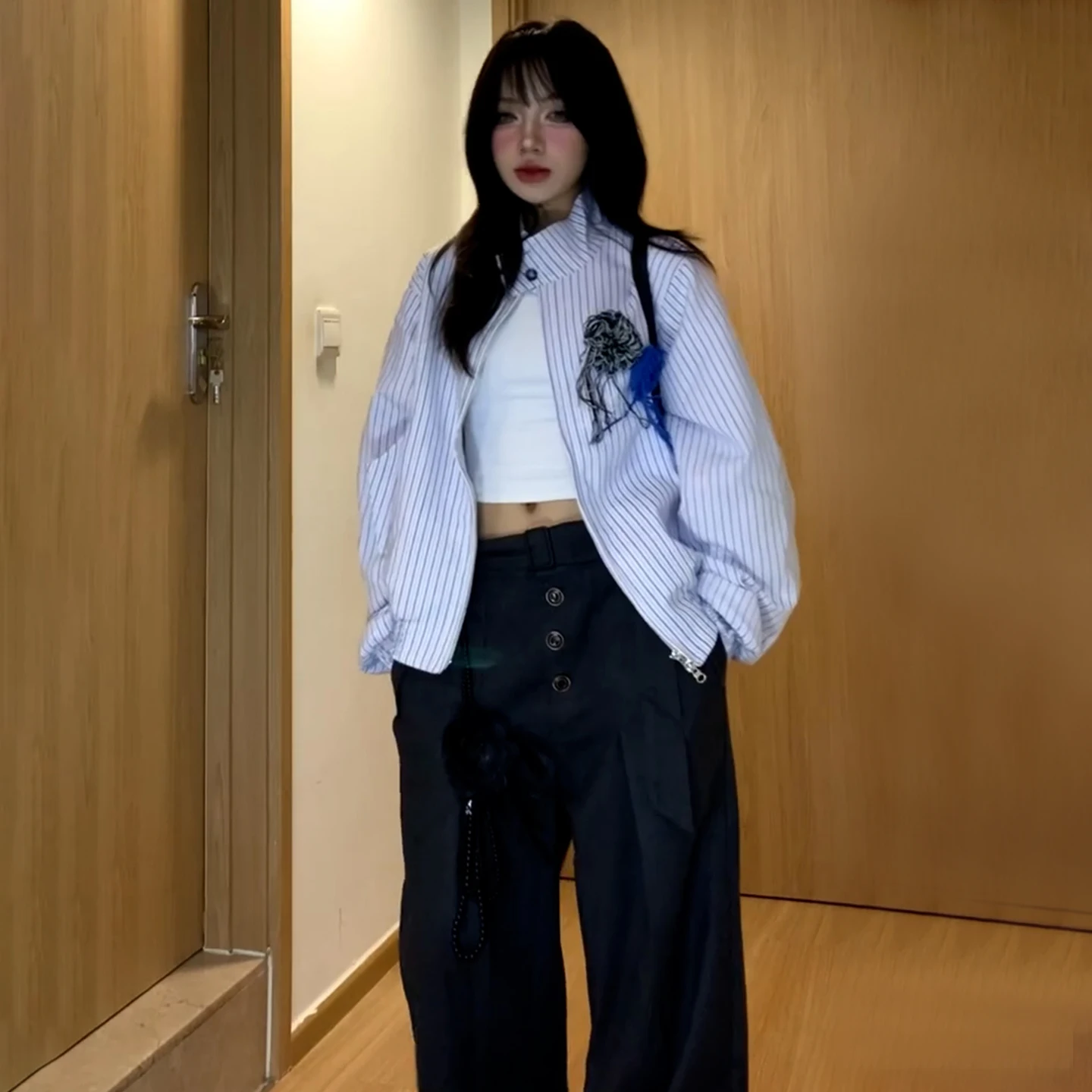 

Американская женская куртка с цветочным принтом в стиле ретро на груди весной/осень 2023 года, новый дизайн Sense, свободная полосатая куртка в студенческом стиле, топ