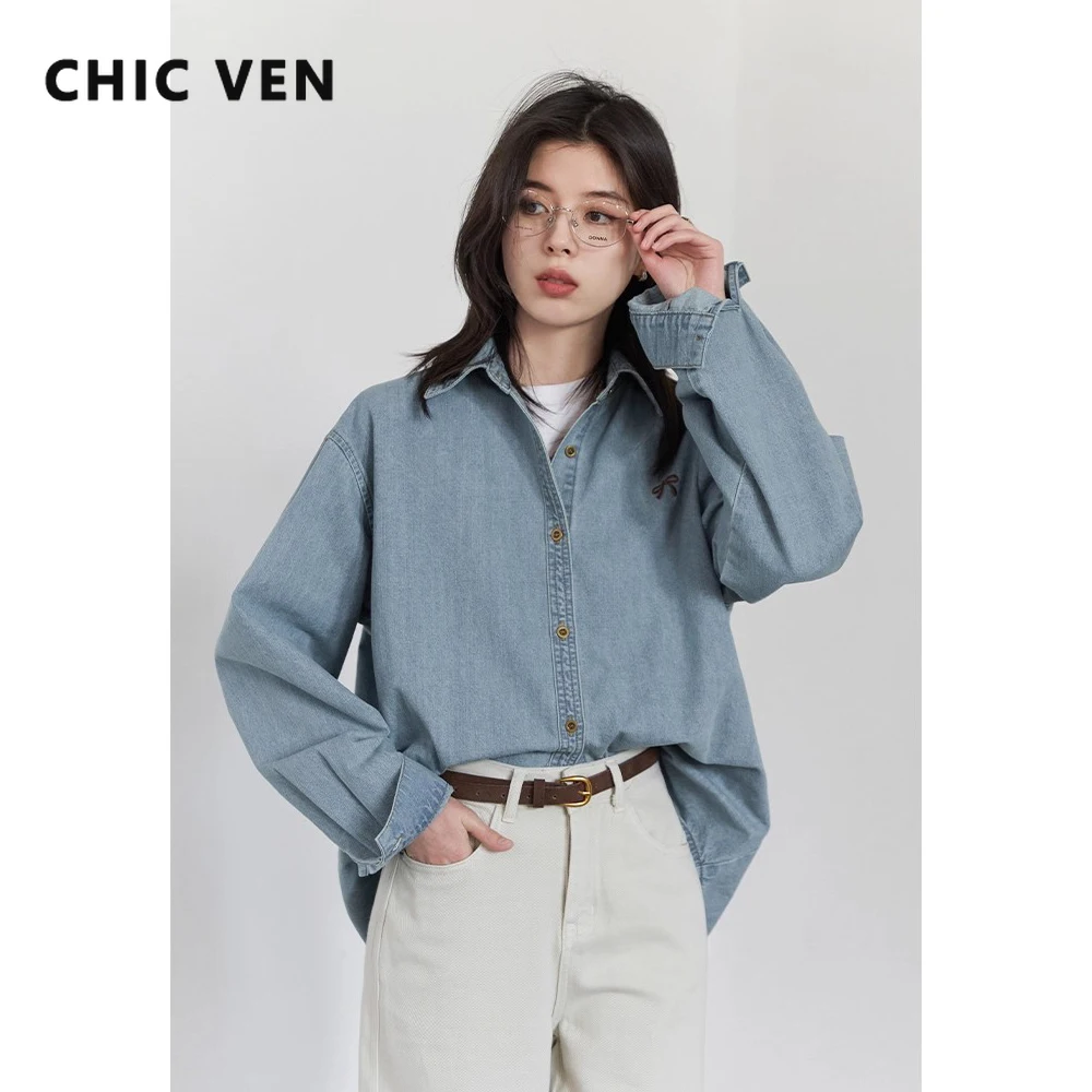 

Женские джинсовые рубашки CHIC VEN, корейские повседневные свободные синие пальто с вышивкой и бантом, модная уличная женская одежда, весна-осень 2025