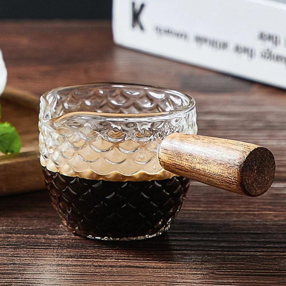 

Glass Milk Cup Creamer Pitcher Wooden Handle Measuring Latte Container Clear Glass Multi Use Syrup Kitchen Bar Accessories