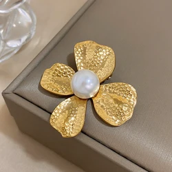 Fashion Pearl Hammered Metal Brooch for Women Men Gold Plated Stainless Steel Floral Lapel Pins Scarf Brooches Jewelry Gifts