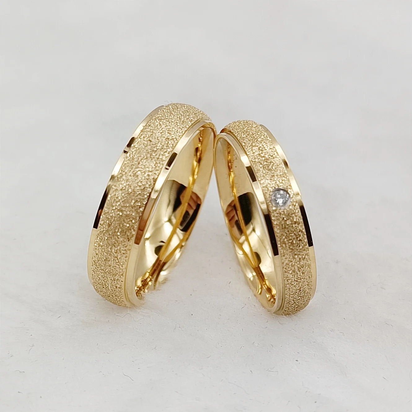 Conjunto de anillos de boda para hombre y mujer, sortija de titanio chapado en oro de 24k, diseño esmerilado, joyería para parejas, venta al por mayor