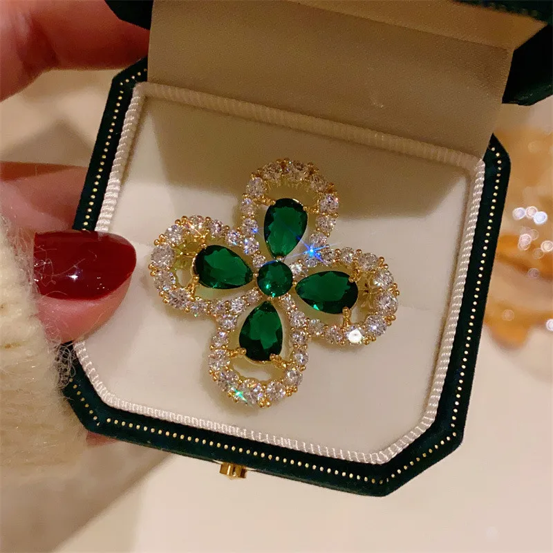 

CC Vintage Brooches Imitation Emerald Leaf Shape Sweater Pins French Style Exquisite Corsage All-match Suit Prom Dress B195