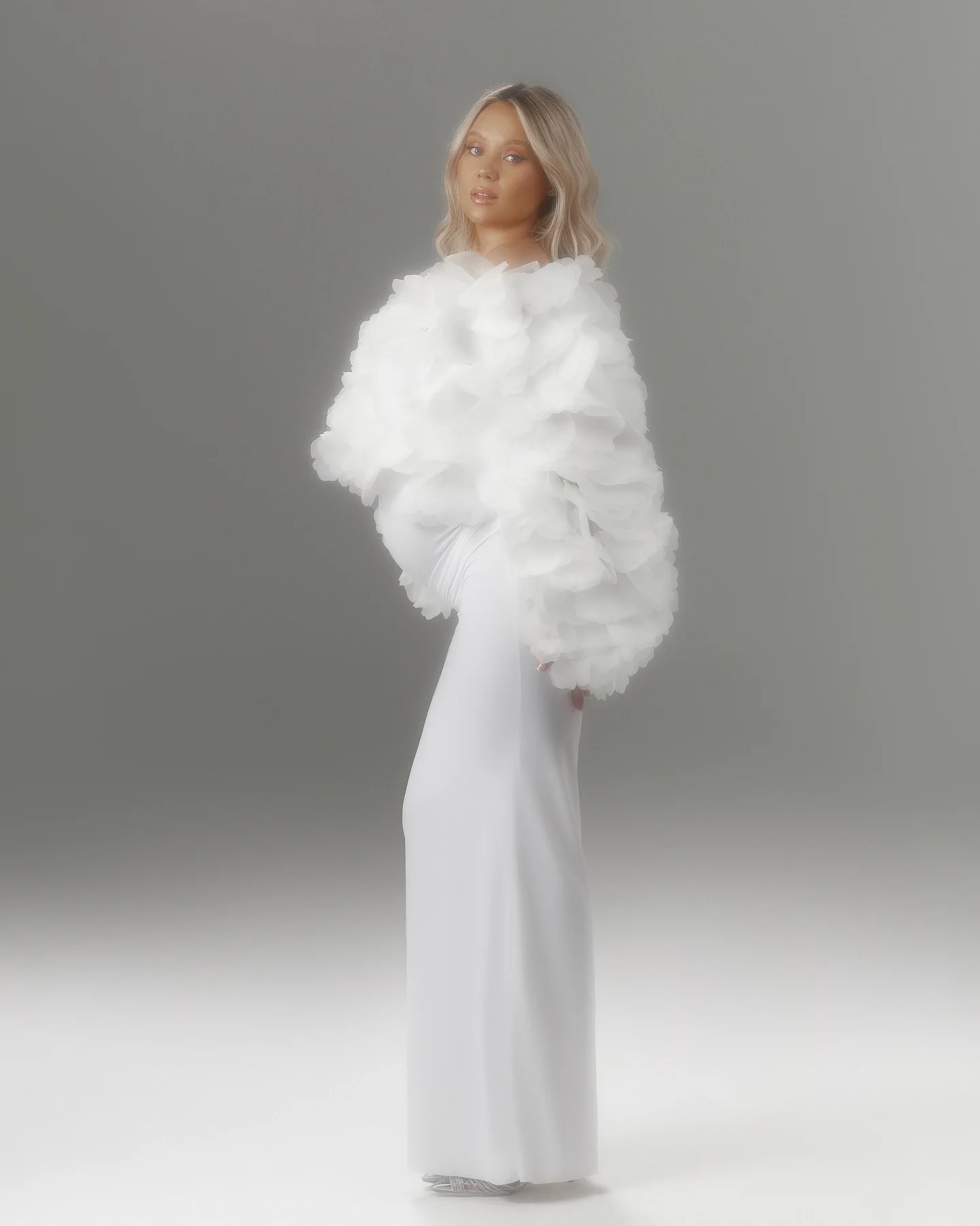 

Элегантная белая шаль из органзы большого размера с цветочным узором — аксессуар для свадебного и вечернего платья в стиле бохо — трендовое свадебное накидка 2025 года