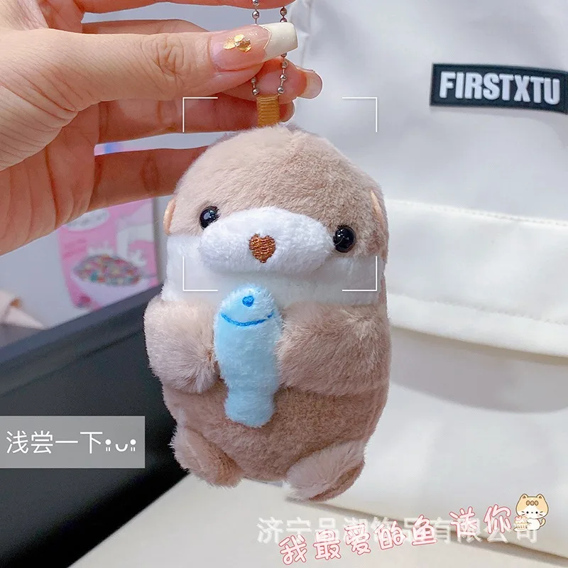 かわいいカワウソと魚のぬいぐるみキーホルダー、軽量ハンギングペンダント、スクールバッグ、鍵、財布、人形、おもちゃ、キーリングギフト用小道具