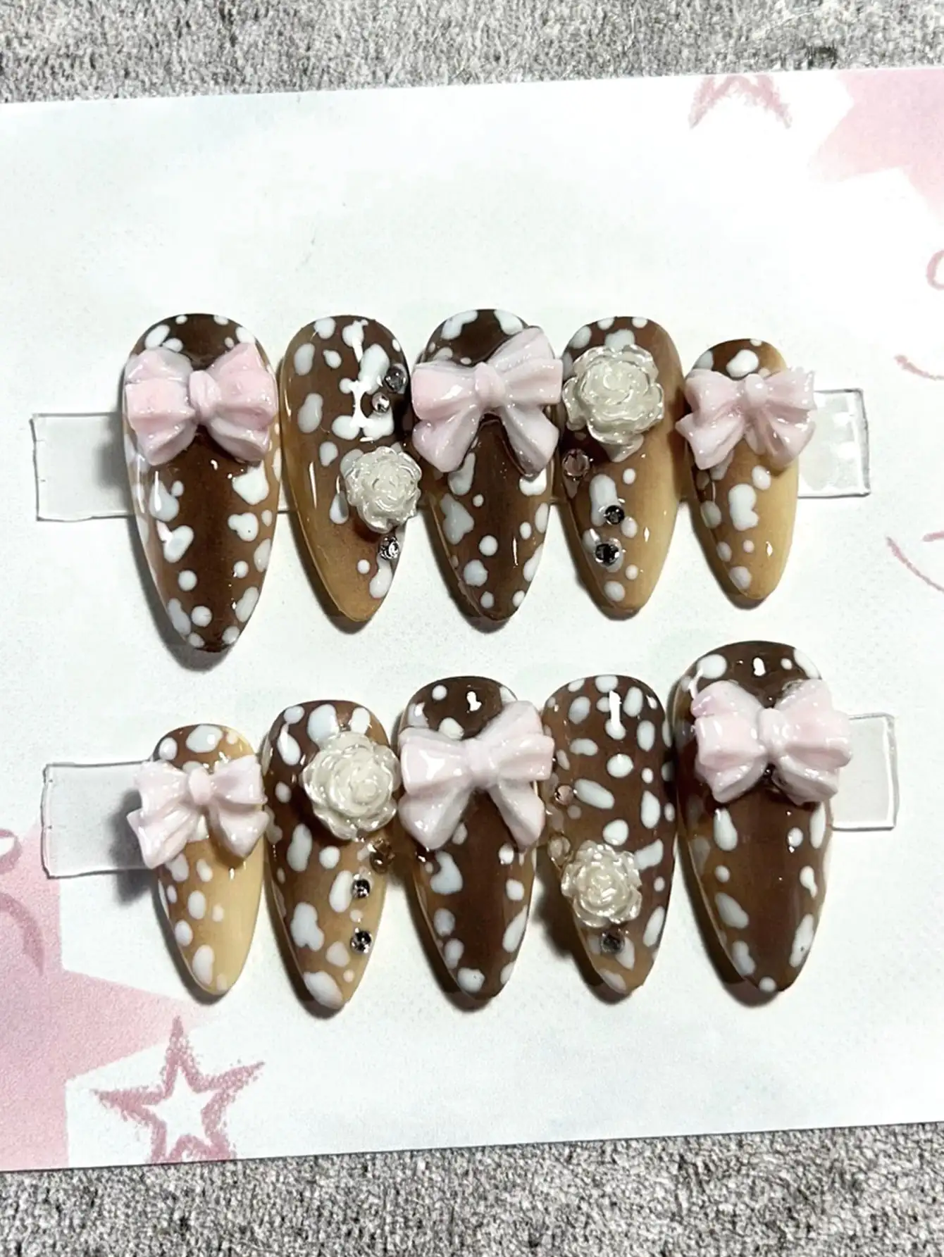 10-teiliges Set mit langen, mandelförmigen Nagelkunst-Dekorationen mit Schleifen und Kamelienblüten für Herbst und Winter, geeignet für handgemachte Nagelkunst für süße Mädchen, Herbst- und Winter-Mantel- und Sweatshirt-Outfits, Outfits im Melard-Farbschema, Nachmittagstee-Ausflüge, Date-Outfits, süße und coole Alltagsoutfits sowie festliche Stile. – Detail 1