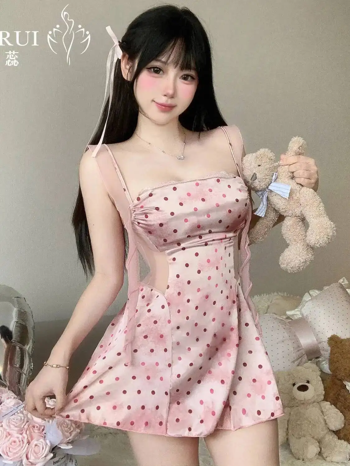 ชุดนอนผ้าไหมน้ำแข็งลายจุดสีชมพูสำหรับผู้หญิง ปี 2025 สายเดี่ยวหวานและทันสมัย ชุดนอนรัดเอว คอปกพับ รุ่น YB8