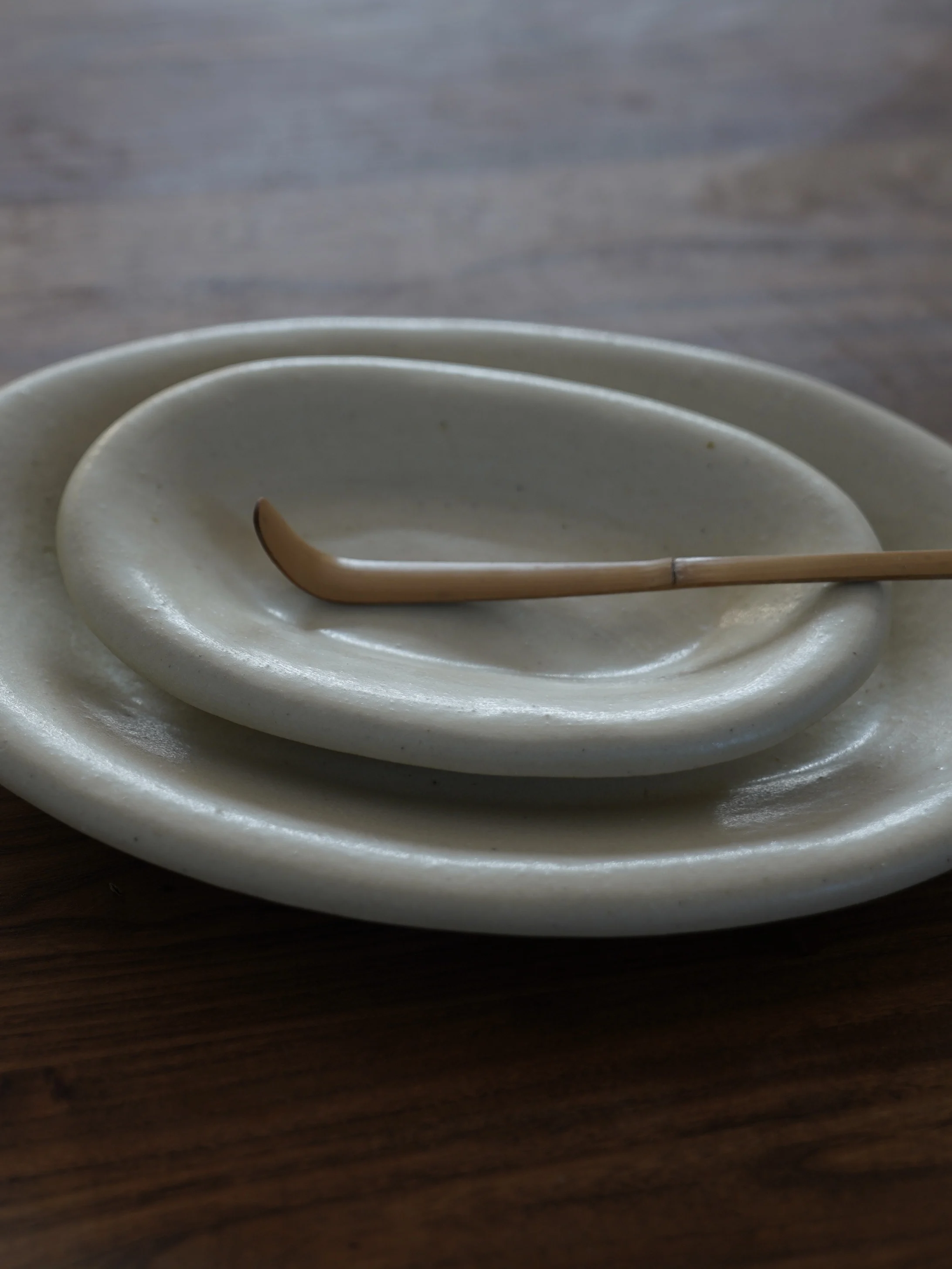 assiette-a-gateau-de-riz-artisanale-amu-ovale-en-ceramique-forme-irreguliere-simple-et-elegante-ustensiles-de-table