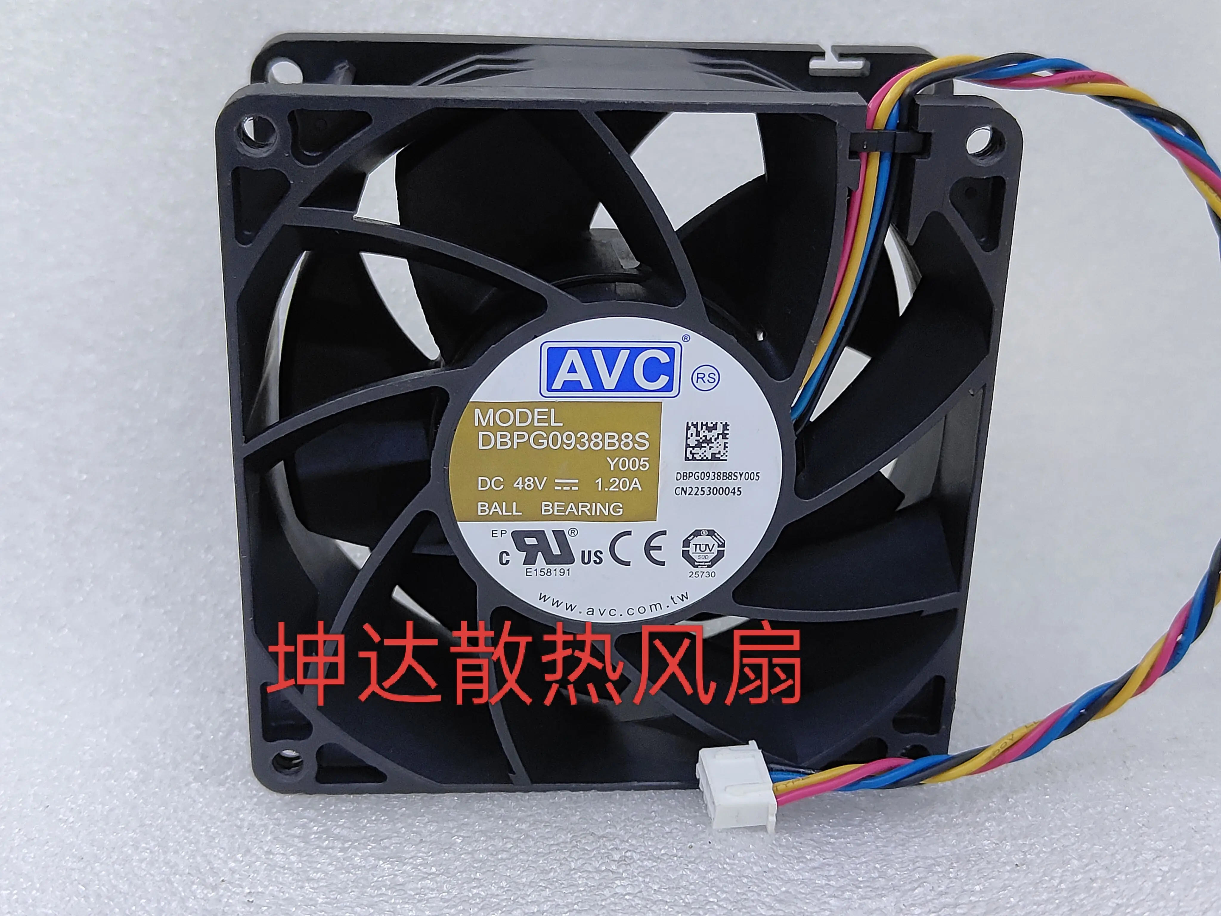 

AVC DBPG0938B8S Y005 DC 48 В 1,2 А 90x90x38 мм 4-проводной вентилятор охлаждения корпуса