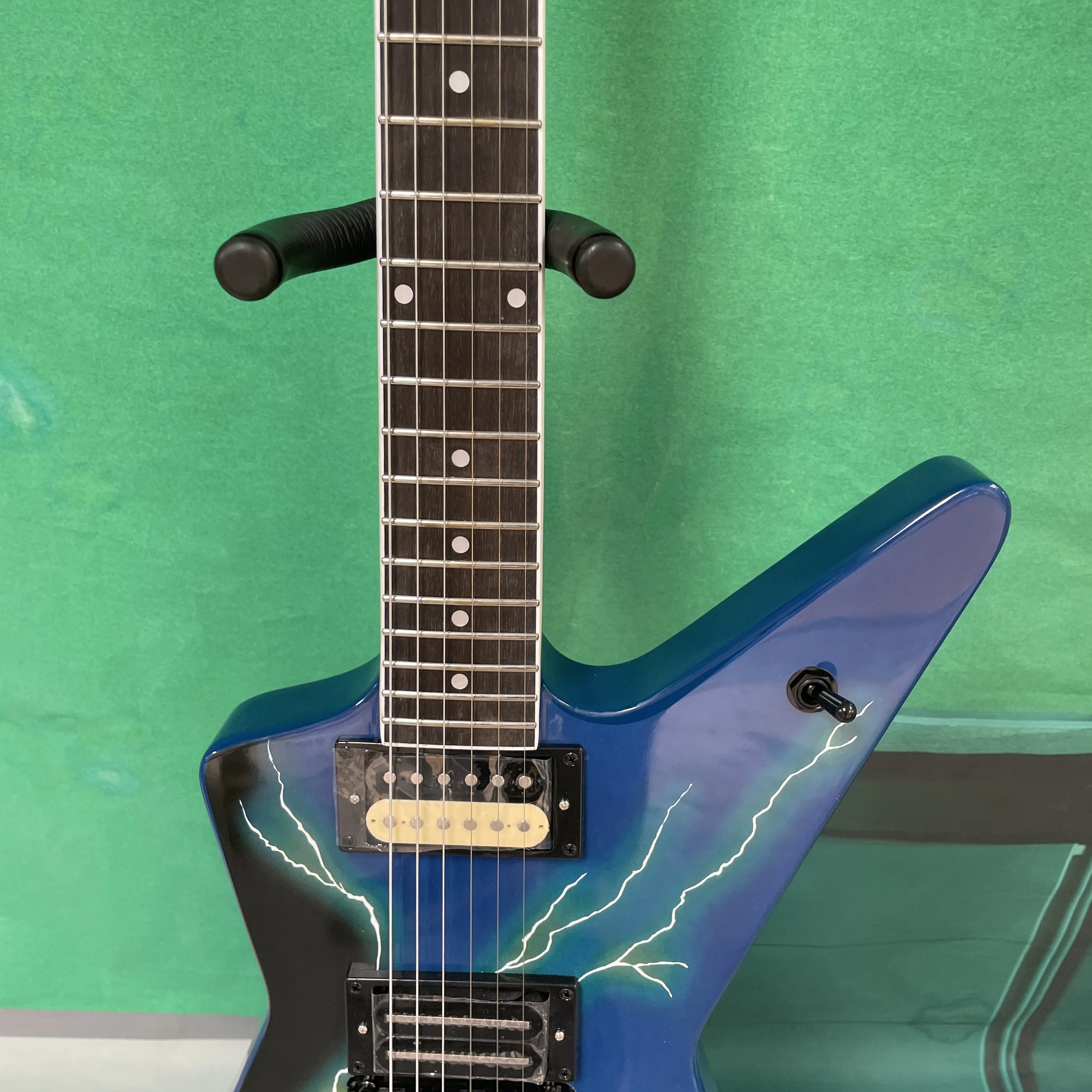 6-string electric guitar with blue lightning bolt three-knob circuit system guitars, ideal for fast-picking enthusiasts guitarra