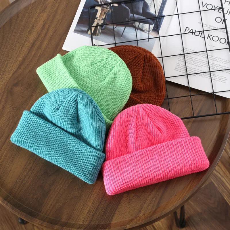 Cappello lavorato a maglia con bordo arricciato tinta unita autunno e inverno Cappello lavorato a maglia caldo a prova di freddo per il tempo libero all'aperto Logo personalizzato