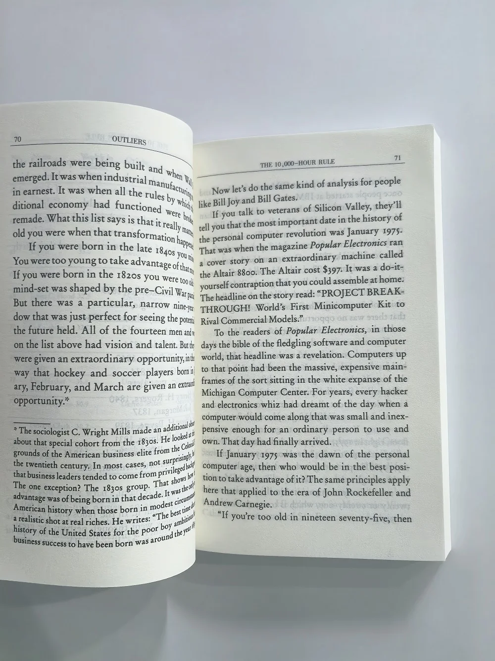 Outliers: قصة النجاح بقلم مالكولم جلادويل باللغة الإنجليزية، الإدارة الذاتية، نجاح النفس، كتب القراءة الشعبية للبالغين