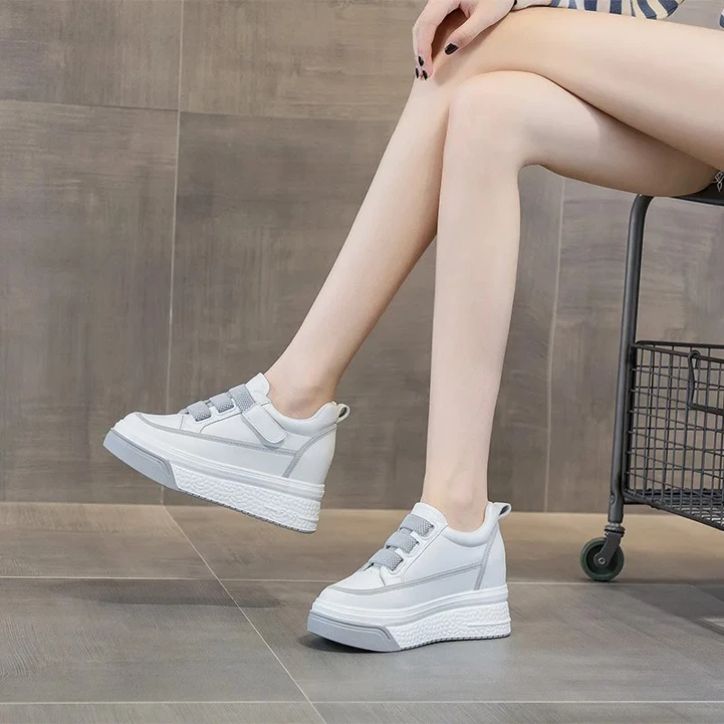 

2023 летняя обувь, женские сабо с круглым носком, увеличивающие рост, повседневные женские кроссовки на платформе, модельные туфли на плоской подошве, женские осенние сабо на танкетке